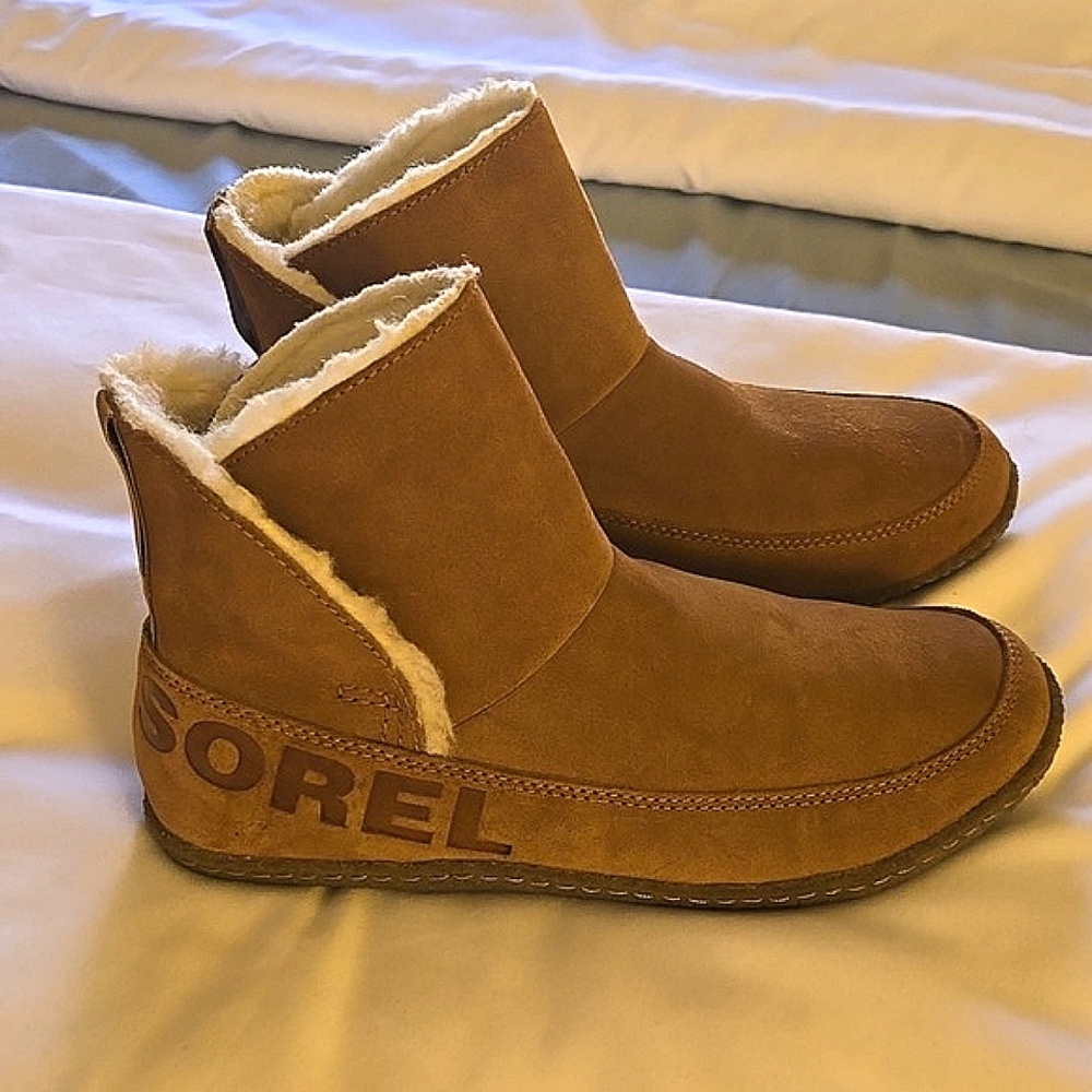 SOREL Women's SIZE 9  black Camel/tan colo suede, fleece lined. New without tag.